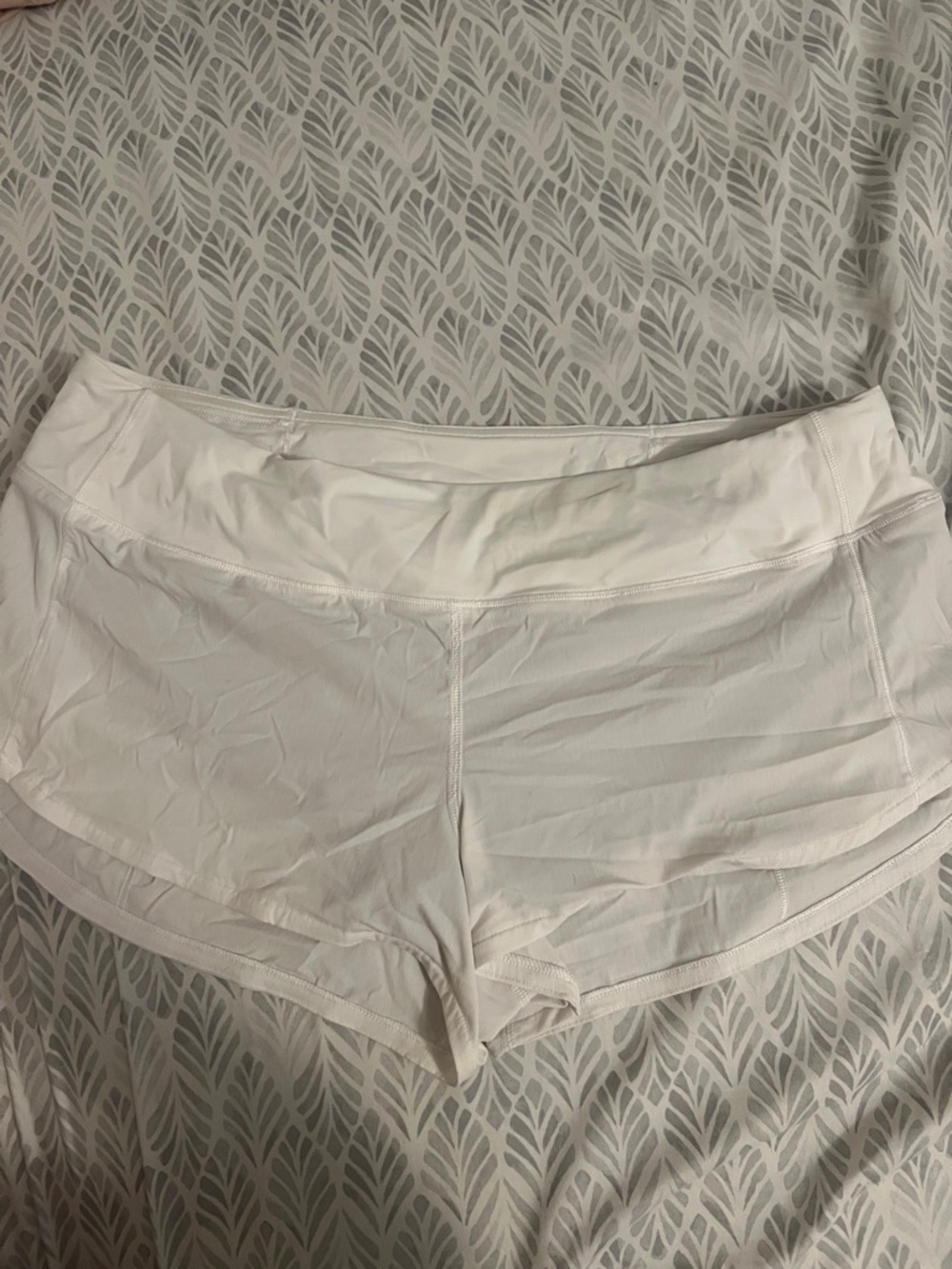 Lululemon white speed up 2.5 inch size 10